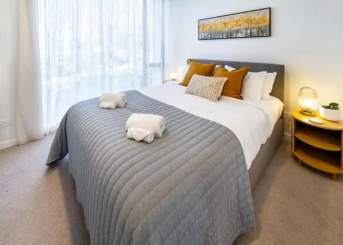 Warm Central City Apartment With 2 Free Carparks